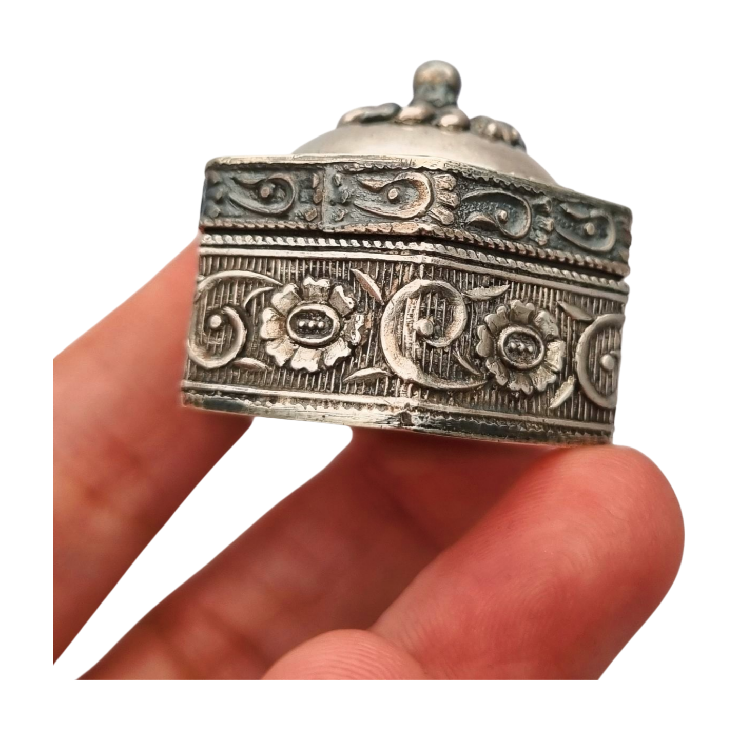 Caja de plata étnica oriental hexagonal con relieve floral y tapa abombada, circa 1970