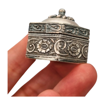 Caja de plata étnica oriental hexagonal con relieve floral y tapa abombada, circa 1970