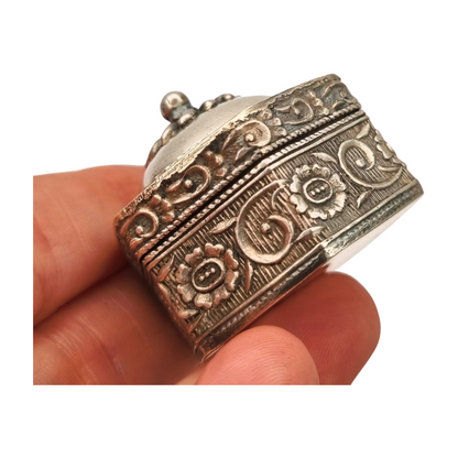 Caja de plata étnica oriental hexagonal con relieve floral y tapa abombada, circa 1970