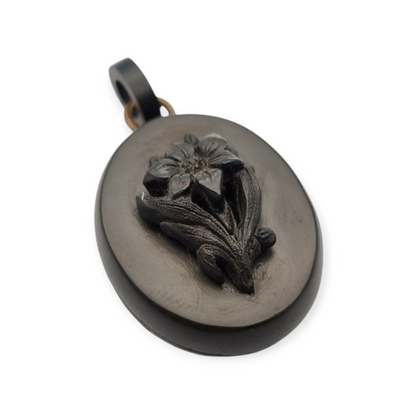 Guardapelo floral Victoriano antiguo de vulcanita, circa 1880-1900, joyería de luto