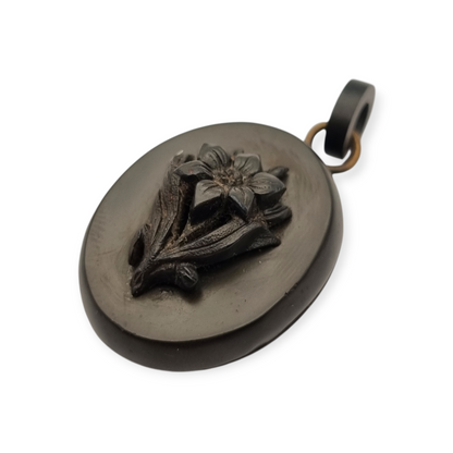 Guardapelo floral Victoriano antiguo de vulcanita, circa 1880-1900, joyería de luto