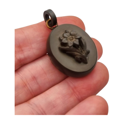 Guardapelo floral Victoriano antiguo de vulcanita, circa 1880-1900, joyería de luto