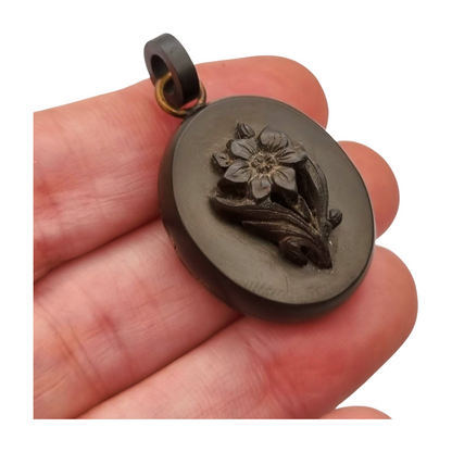 Guardapelo floral Victoriano antiguo de vulcanita, circa 1880-1900, joyería de luto