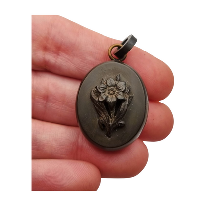 Guardapelo floral Victoriano antiguo de vulcanita, circa 1880-1900, joyería de luto
