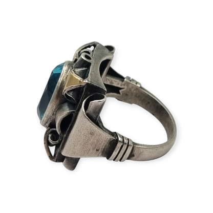 Anillo art deco catalán de plata 925, vistas oro y cristal azul simil aguamarina, España circa 1930.