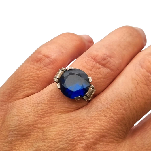 Anillo Art Déco francés de plata con cristal azul facetado, circa 1940-50