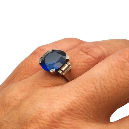 Anillo Art Déco francés de plata con cristal azul facetado, circa 1940-50