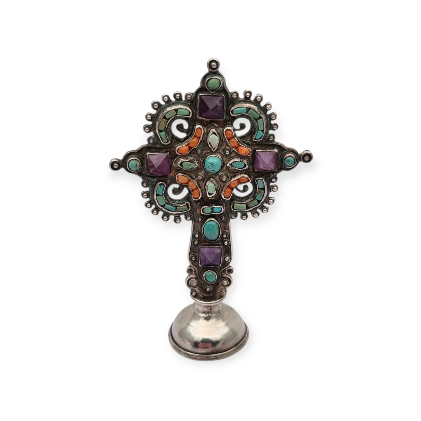 Cruz de plata de pie MATL Salas, Matilde Poulat México, con turquesa, amatista y coral, circa 1960.