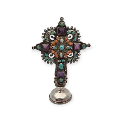 Cruz de plata de pie MATL Salas, Matilde Poulat México, con turquesa, amatista y coral, circa 1960.