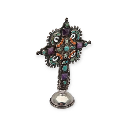 Cruz de plata de pie MATL Salas, Matilde Poulat México, con turquesa, amatista y coral, circa 1960.