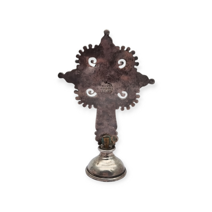 Cruz de plata de pie MATL Salas, Matilde Poulat México, con turquesa, amatista y coral, circa 1960.