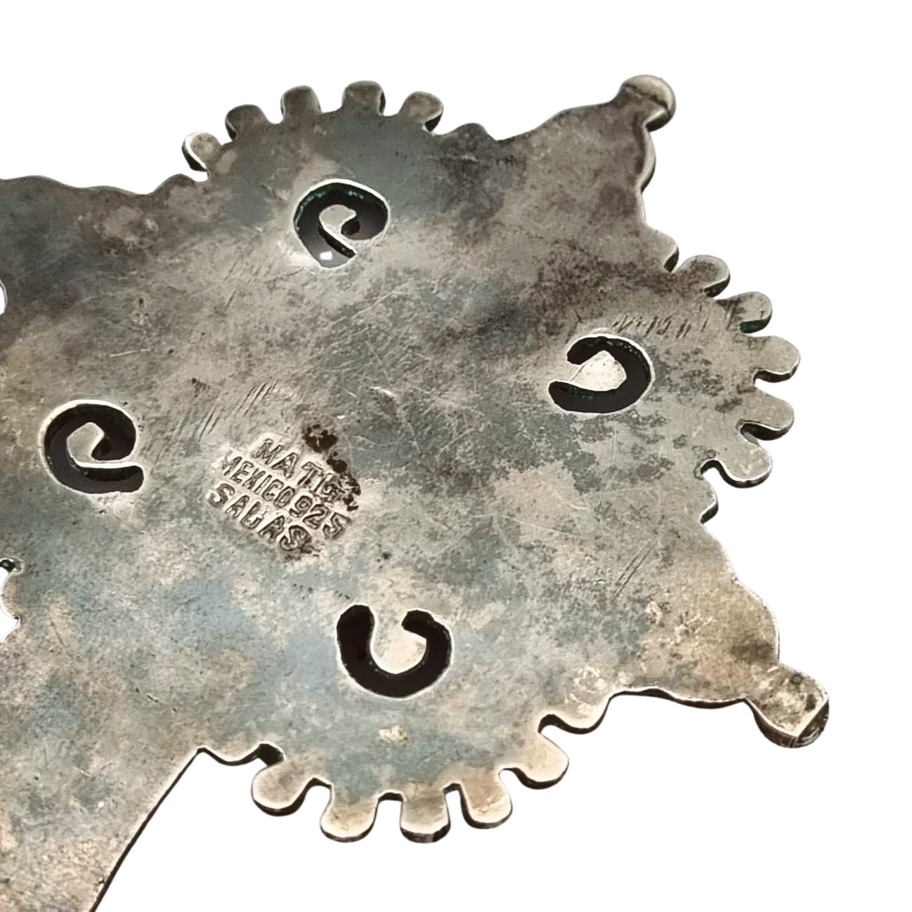 Cruz de plata de pie MATL Salas, Matilde Poulat México, con turquesa, amatista y coral, circa 1960.