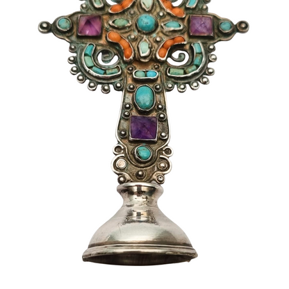 Cruz de plata de pie MATL Salas, Matilde Poulat México, con turquesa, amatista y coral, circa 1960.