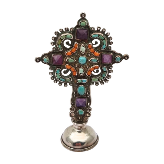 Cruz de plata de pie MATL Salas, Matilde Poulat México, con turquesa, amatista y coral, circa 1960.