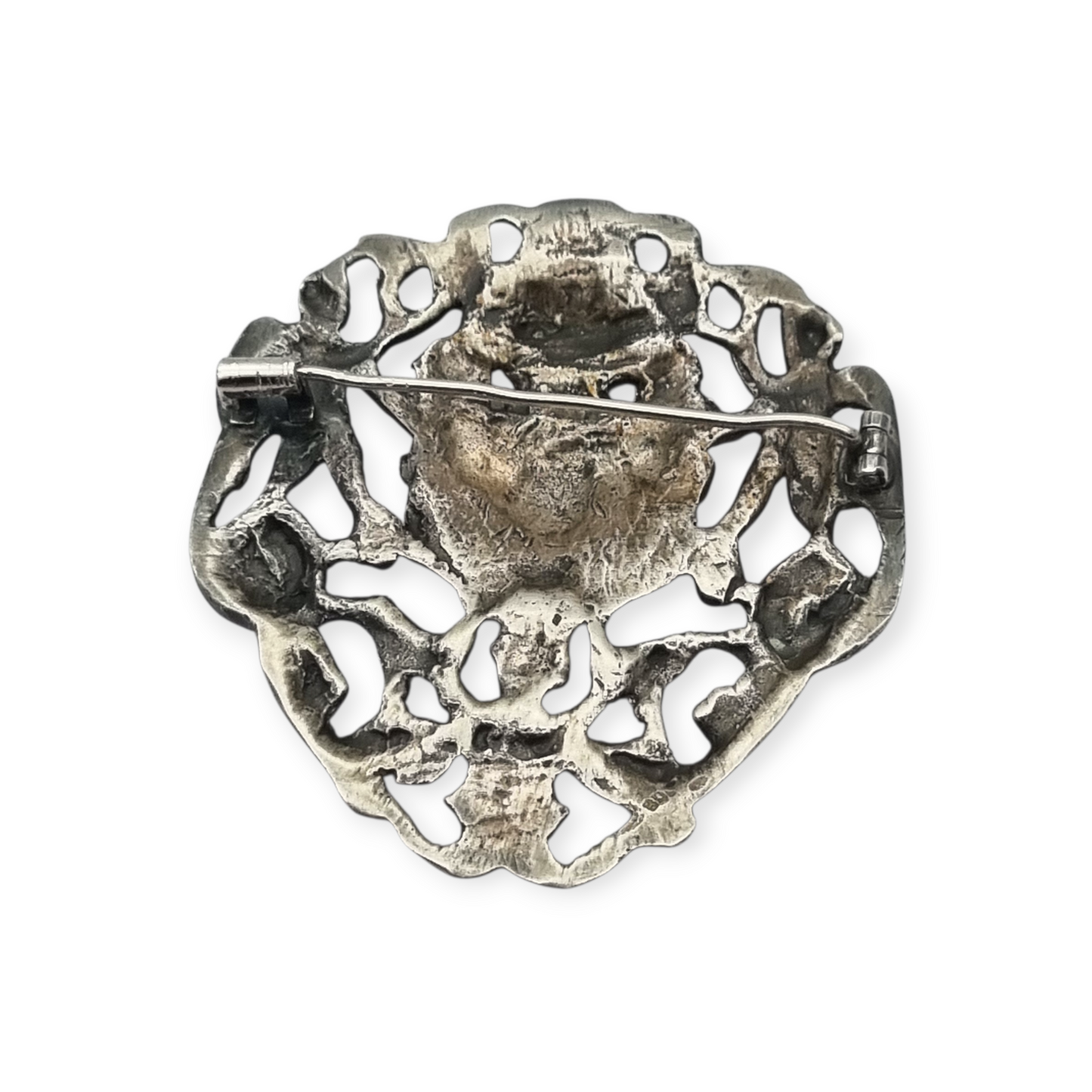 Broche de plata neorrenacentista, escudo heráldico con querubines Italia s.XX