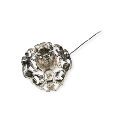 Broche de plata neorrenacentista, escudo heráldico con querubines Italia s.XX