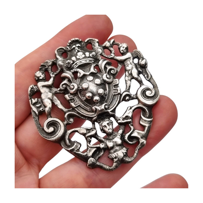Broche de plata neorrenacentista, escudo heráldico con querubines Italia s.XX