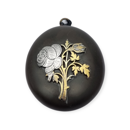 Guardapelo victoriano de vulcanita, joyería de luto, flor en relieve, Inglaterra circa 1890-1900