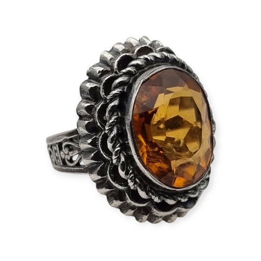 Anillo vintage de plata con cristal color coñac oval facetado estilo cóctel circa 1950