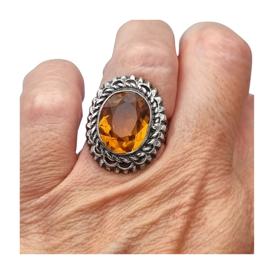 Anillo vintage de plata con cristal color coñac oval facetado estilo cóctel circa 1950