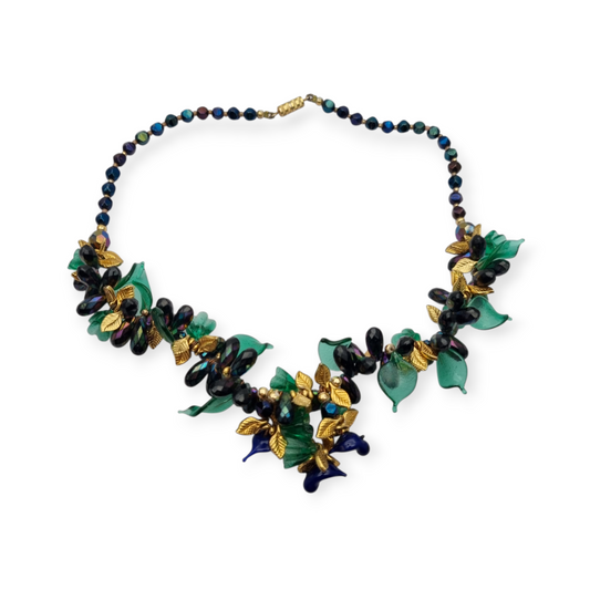 Collar floral vintage de cuentas iridiscentes, hojas, flores y pájaros azules, circa 1990-2000
