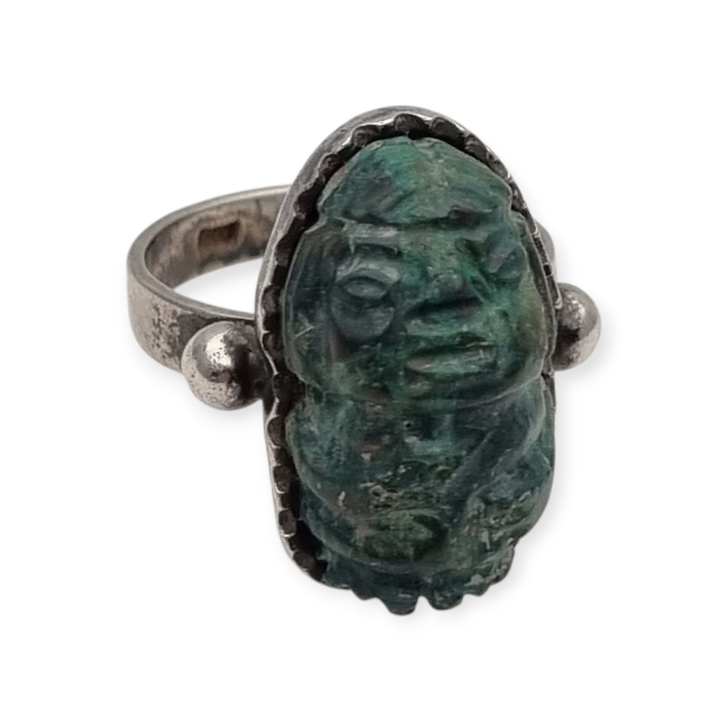 Anillo de plata Maya con piedra verde tallada, estilo boho étnico, circa 1970-80