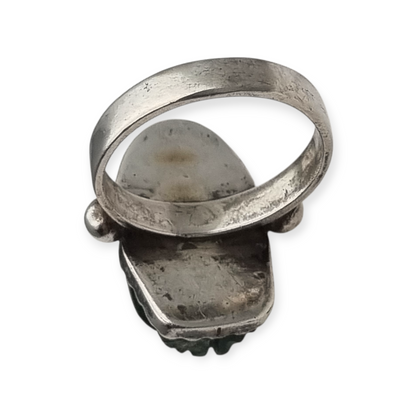 Anillo de plata Maya con piedra verde tallada, estilo boho étnico, circa 1970-80