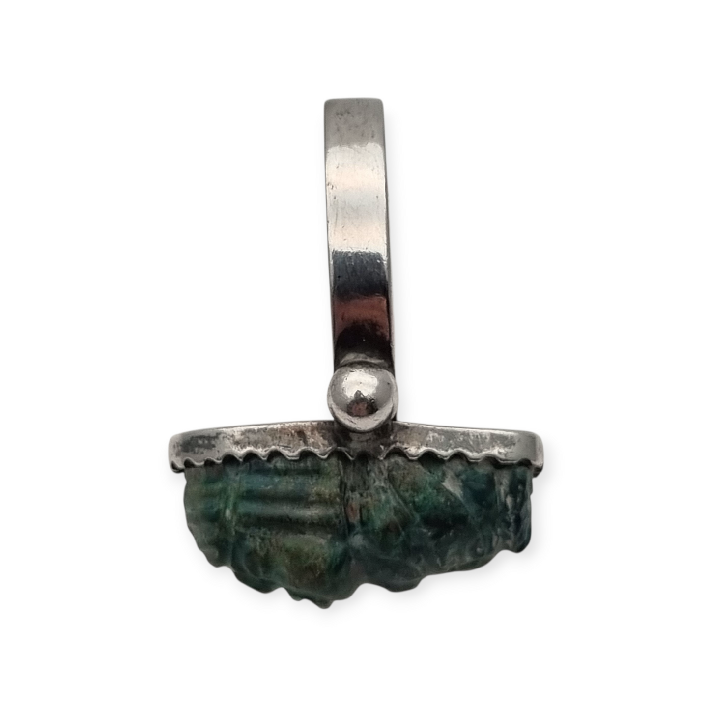 Anillo de plata Maya con piedra verde tallada, estilo boho étnico, circa 1970-80