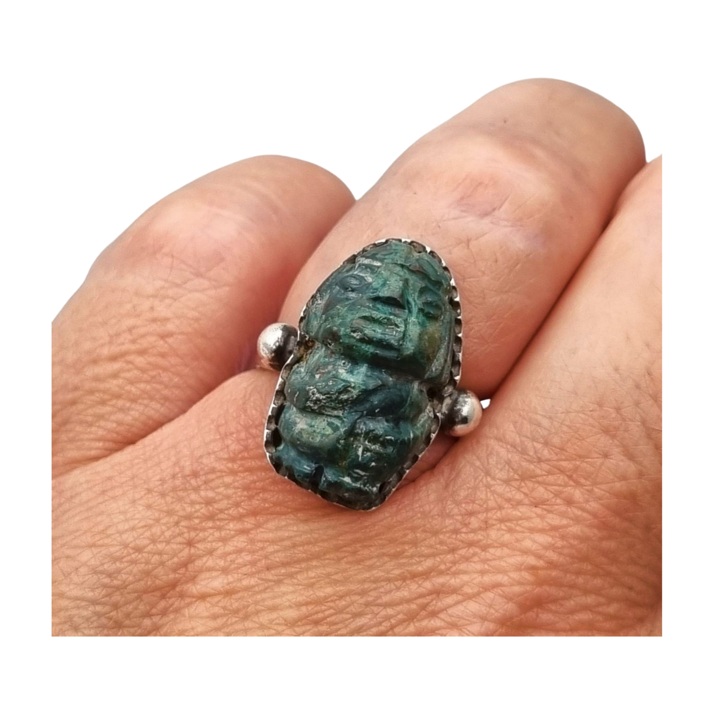 Anillo de plata Maya con piedra verde tallada, estilo boho étnico, circa 1970-80