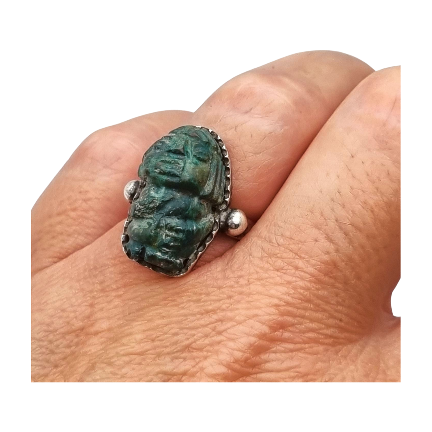 Anillo de plata Maya con piedra verde tallada, estilo boho étnico, circa 1970-80