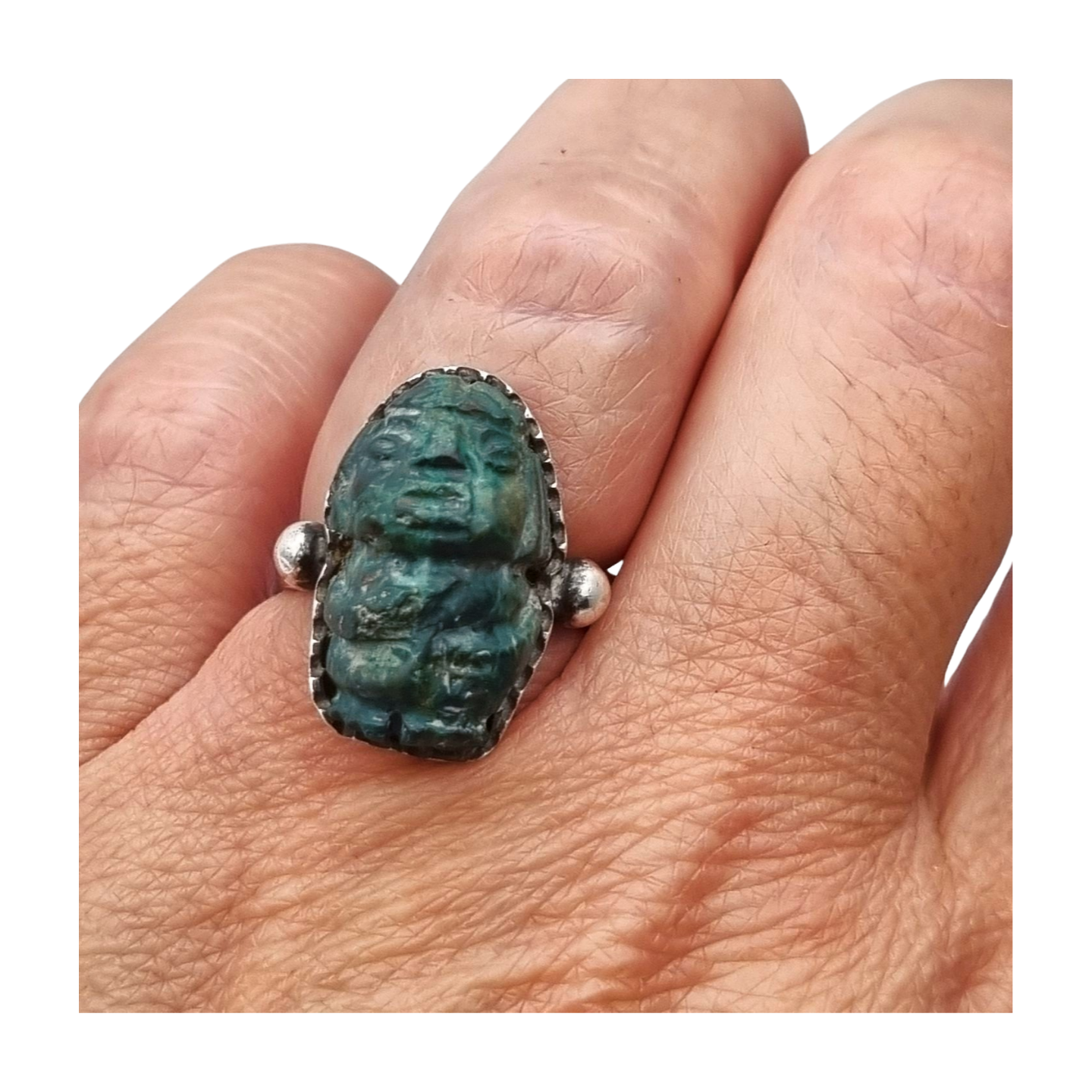Anillo de plata Maya con piedra verde tallada, estilo boho étnico, circa 1970-80