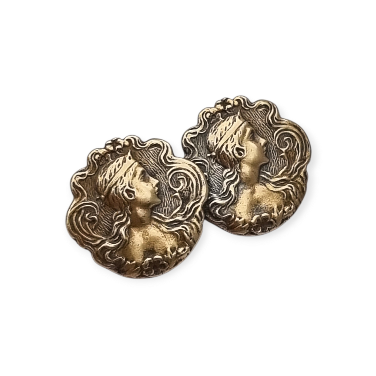 Broche Art Nouveau de latón dorado con retrato femenino floral, circa 1900-1910