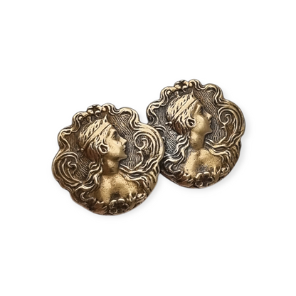 Broche Art Nouveau de latón dorado con retrato femenino floral, circa 1900-1910