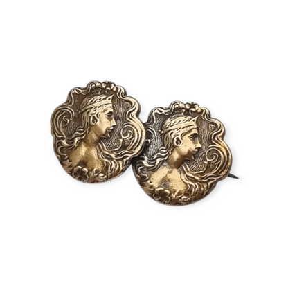 Broche Art Nouveau de latón dorado con retrato femenino floral, circa 1900-1910