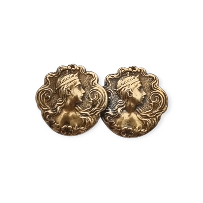 Broche Art Nouveau de latón dorado con retrato femenino floral, circa 1900-1910
