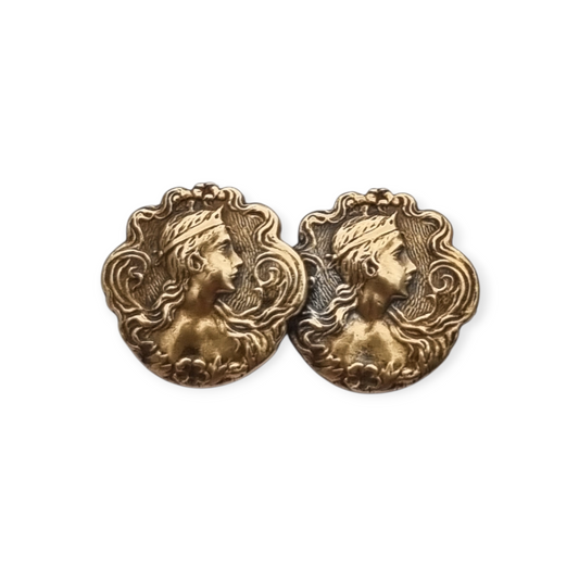 Broche Art Nouveau de latón dorado con retrato femenino floral, circa 1900-1910