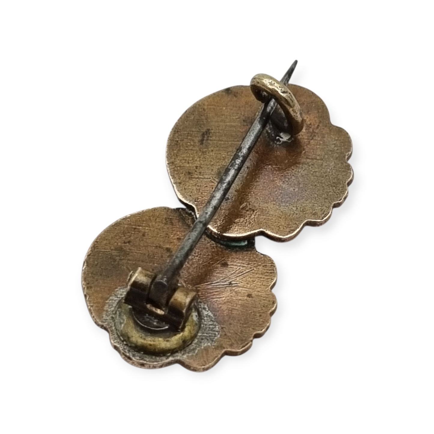Broche Art Nouveau de latón dorado con retrato femenino floral, circa 1900-1910