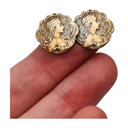 Broche Art Nouveau de latón dorado con retrato femenino floral, circa 1900-1910