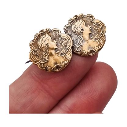 Broche Art Nouveau de latón dorado con retrato femenino floral, circa 1900-1910