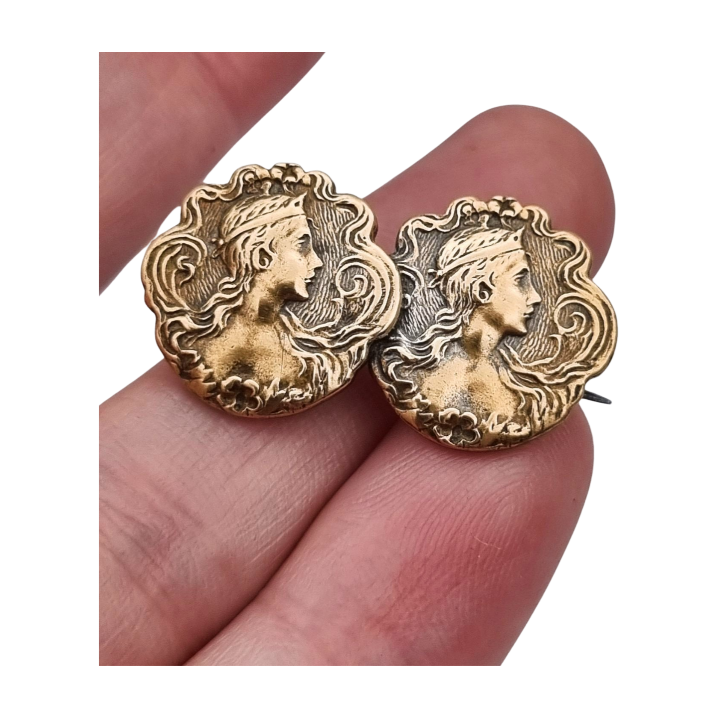Broche Art Nouveau de latón dorado con retrato femenino floral, circa 1900-1910