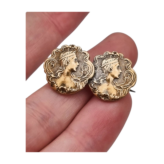 Broche Art Nouveau de latón dorado con retrato femenino floral, circa 1900-1910