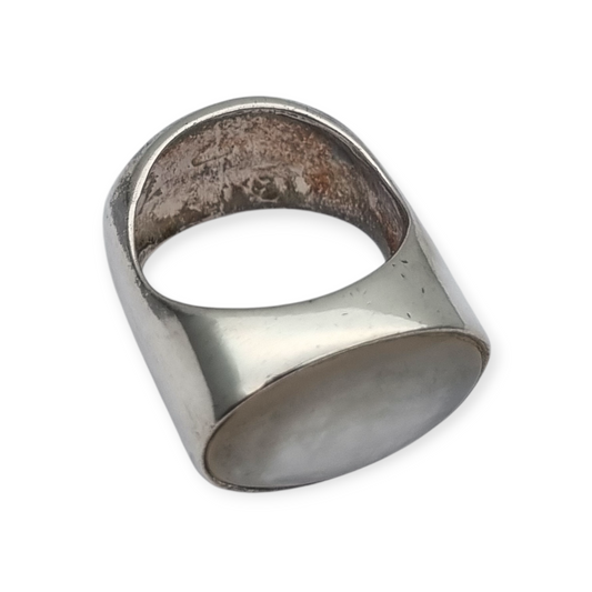 Anillo de diseñador estilo boho en plata y nácar firmado Athena, Europa años 90