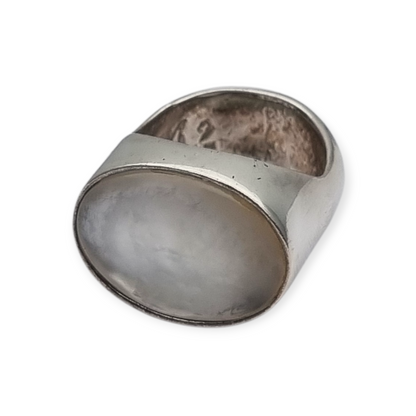 Anillo de diseñador estilo boho en plata y nácar firmado Athena, Europa años 90