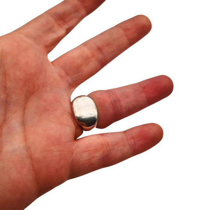 Anillo de diseñador estilo boho en plata y nácar firmado Athena, Europa años 90