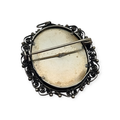 Broche colgante de plata 800 y filigrana con miniatura de Santa Fabiola, circa 1920