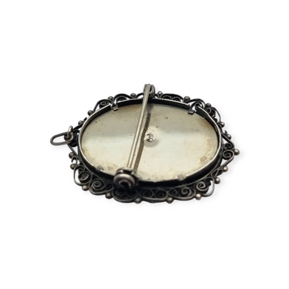 Broche colgante de plata 800 y filigrana con miniatura de Santa Fabiola, circa 1920