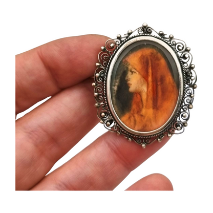 Broche colgante de plata 800 y filigrana con miniatura de Santa Fabiola, circa 1920