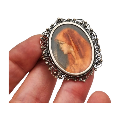 Broche colgante de plata 800 y filigrana con miniatura de Santa Fabiola, circa 1920
