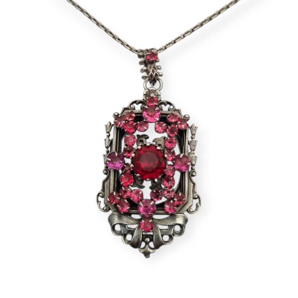 Guardapelo art nouveau de plata con cristales rosas circa 1920