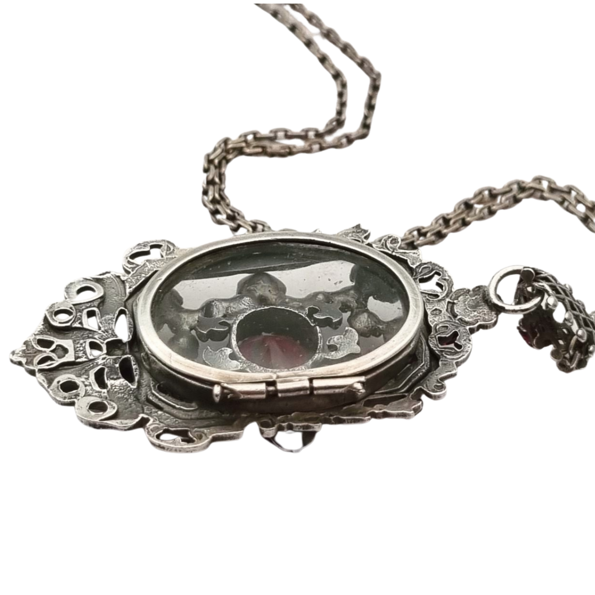 Guardapelo art nouveau de plata con cristales rosas circa 1920